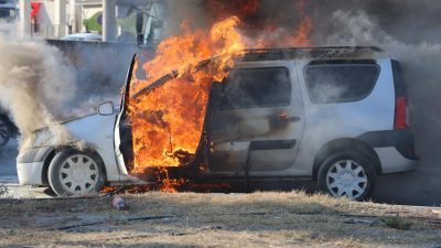 Hatay’ın Antakya ilçesine bağlı Karaali Mahallesi’nde, seyir halindeki bir otomobilin
