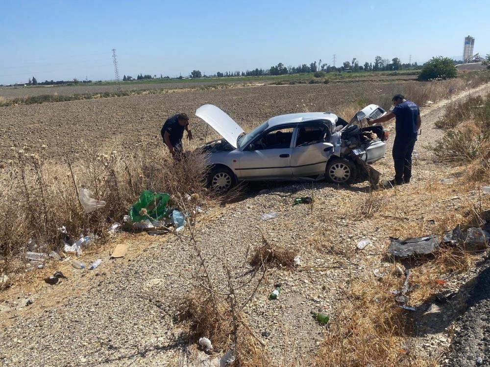 Tarlaya uçan otomobilde 3 kişi yaralandı