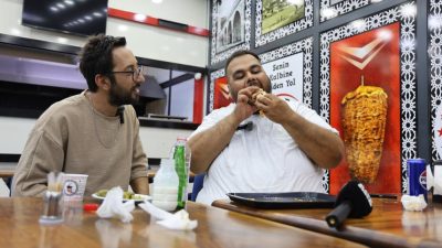 Hatay'da sosyal medya üzerinden başlatılan 1,5 metrelik döner yeme yarışmasını