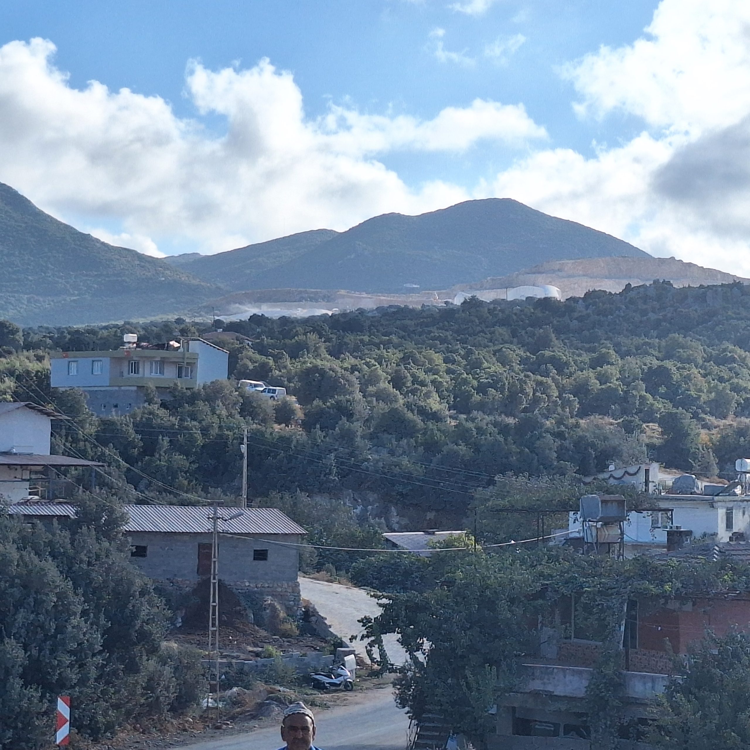 Bozlu Mahallesi Beton Santraline Karşı Ayakta