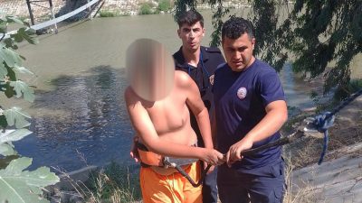 Antakya’da bir genç önceki gün şehir içinden geçen Asi nehri