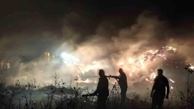 Hatay’ın Antakya İlçesi Aşağıoba Mahallesi’nde bir samanlıkta çıkan yangın, itfaiye