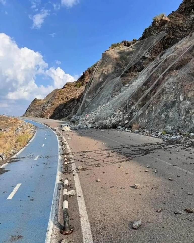 Sahil Yolu Yine Tehlikede:  Heyelan Yolu Kapattı