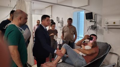 Dün sabah saatlerinde Ceyhan-Yumurtalık bölgesinde bir hafriyat kamyonunun işçileri taşıyan