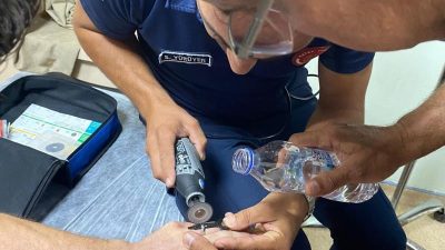 Hatay’ın İskenderun ilçesinde bir vatandaş, parmağına sıkışan yüzük nedeniyle itfaiye