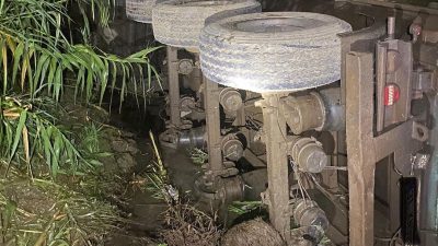 Erzin’de bir iş makinesi, bilinmeyen bir nedenle devrildi ve yolun