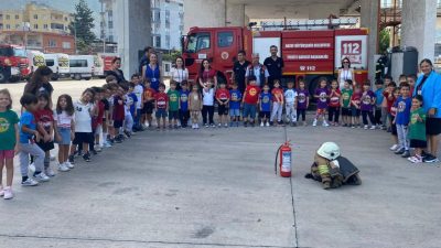 İskenderun İtfaiye İstasyonu minik misafirlerini ağırlayarak onlara yangından korunma eğitimi
