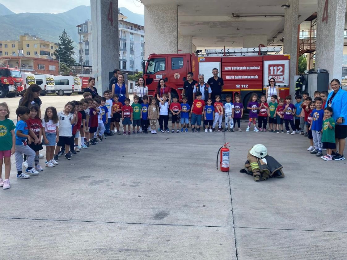 İskenderun itfaiye istasyonu minik misafirlerini ağırladı