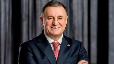 DurDu siyasetinin önemli isimlerinden Doç. Dr. Lütfü Savaş, siyasete ara