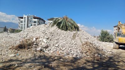 Hatay’da, Mustafa Kemal Üniversitesi eski rektörlük alanında gerçekleştirilen bina yıkımı