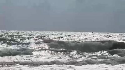 Hatay’ın Samandağ ilçesi Çevlik Sahili’nde serinlemek için denize giren bir