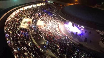 Hatay’da düzenlenen konser etkinliği sırasında sahneye çıkan şarkıcı Ferah Zeydan,