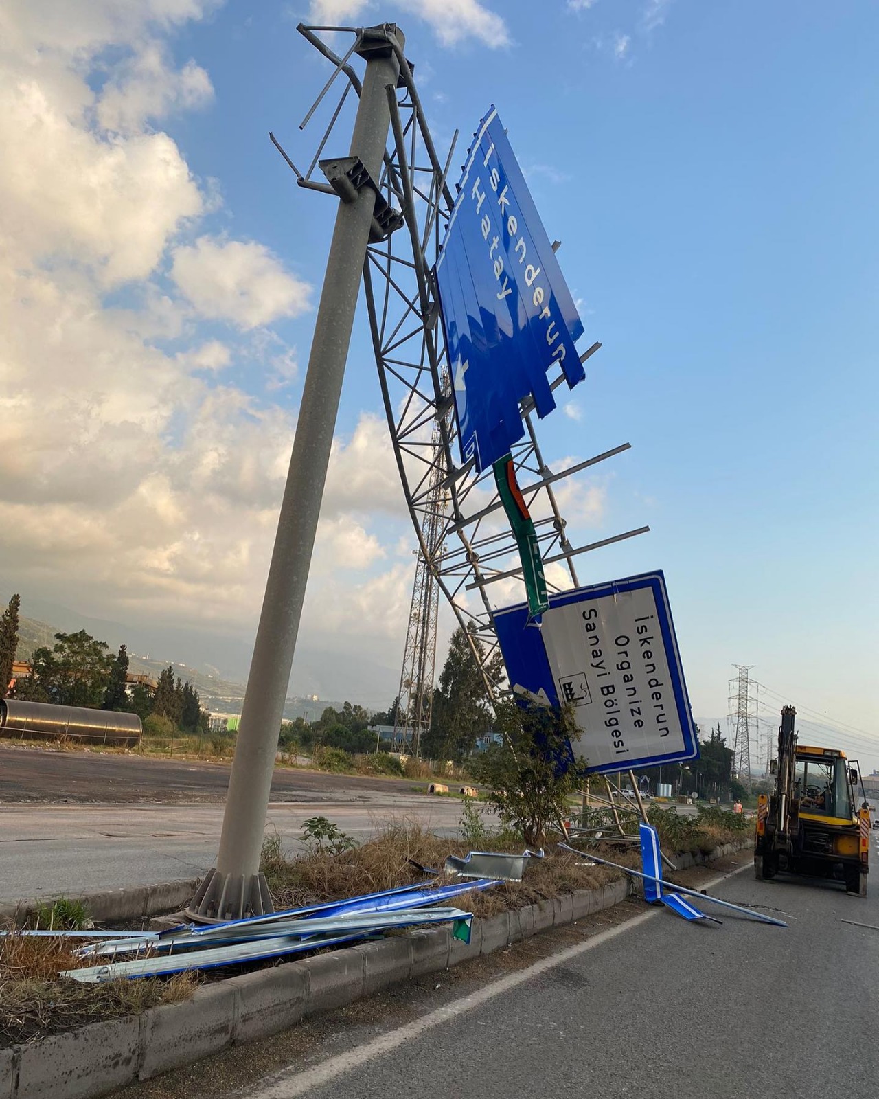 Açık Dorseli Tır Trafik Levhalarına Çarptı