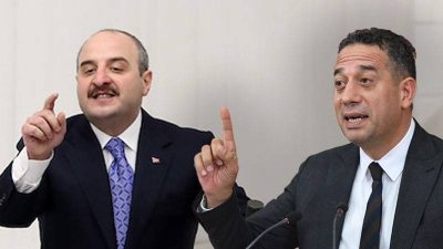 Kara Harp Okulu’ndan mezun olan teğmenlerin, mezuniyet töreninde kılıçlarını havaya