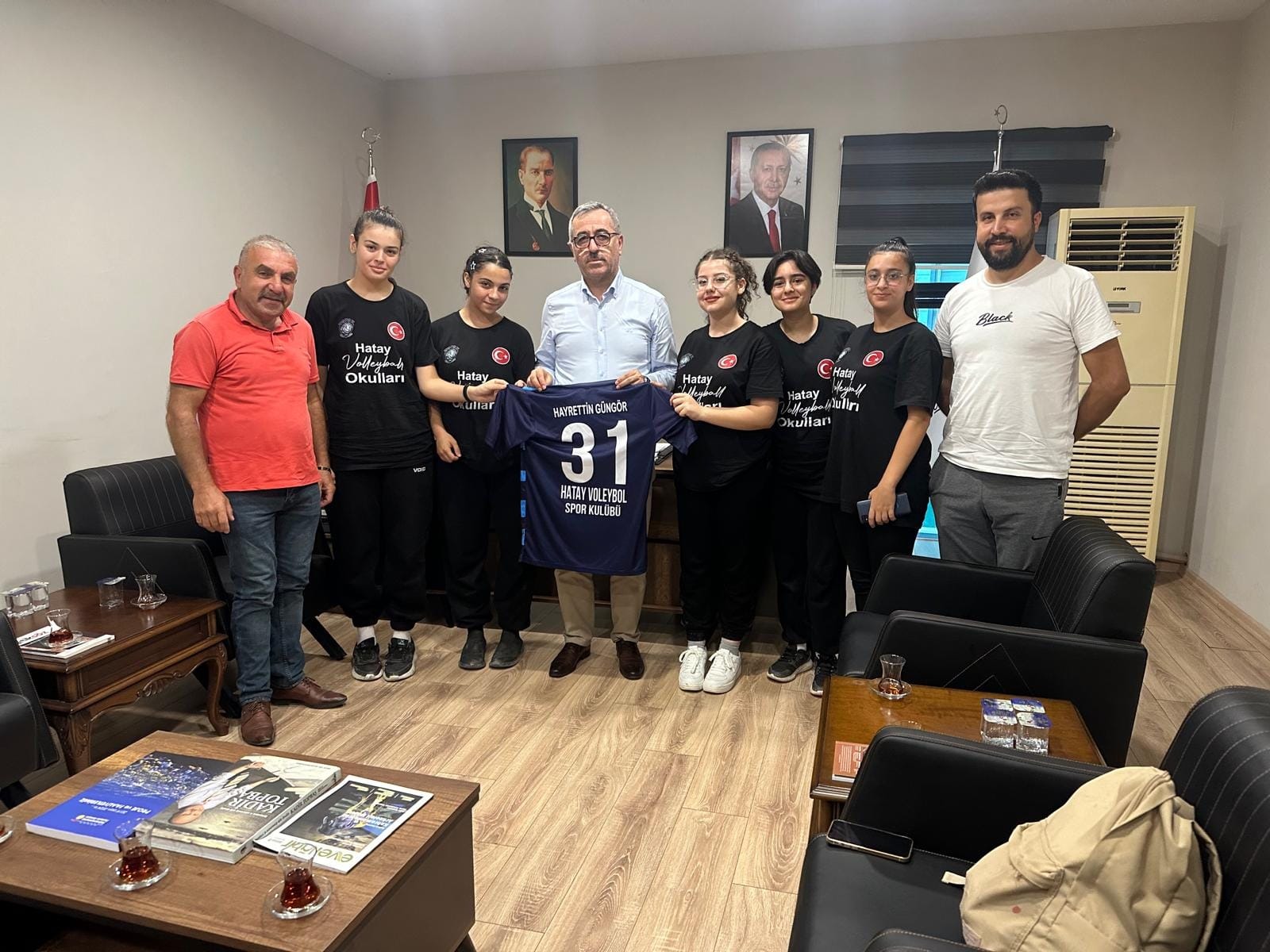 Hatay BŞB Spor’un faaliyetlerini durduran Genel sekretere hediye