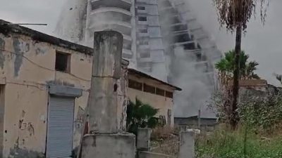 Hatay’ın İskenderun ilçesi Çay Mahallesi’nde bulunan 15 katlı binanın kontrollü