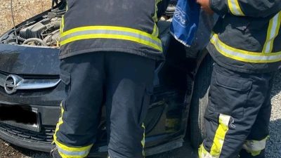 Hatay’ın Arsuz ilçesinde, direksiyon hakimiyetini kaybeden bir otomobil şarampole yuvarlandı.