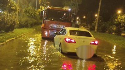 Önceki gün gerçekleşen kısa süreli sağanak yağışa teslim olan İskenderun
