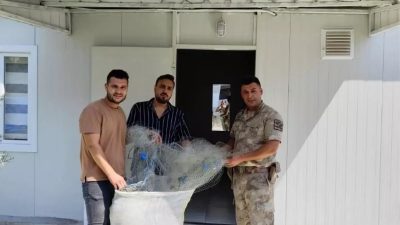 Hatay’da, misina trata ağ kullanarak kaçak avlanan iki kişi, jandarma