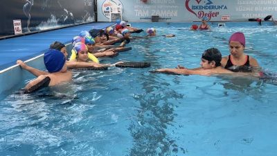 Hatay’ın İskenderun ilçesinde, konteyner kentlerde kurulan portatif havuzlarda depremzede çocuklar