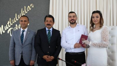 İskenderun Kaymakamı Murat Sefa Demiryürek, nikah şahitliği yaptı. Kaymakam Demiryürek,