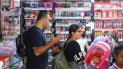 Yarın başlayacak yeni eğitim-öğretim yılı öncesinde veliler okul alışverişlerini tamamlamaya