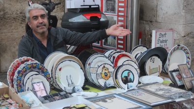 Sivas’ın işlek caddelerinde kaligrafi sanatını icra eden Selçuk Yıldız, hem