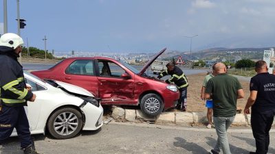 Belen ilçesi İssume Mahallesi’nde hafta sonunda bir kavşakta iki aracın