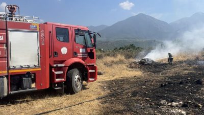 Hatay’ın Hassa ilçesinde merkezde bulunan bir çöpte çıkan yangın, itfaiye