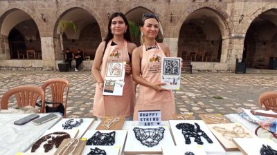 Hatay’ın Payas ilçesinde, kadınların evlerinde hazırladıkları el emeği ürünlerin sergilendiği