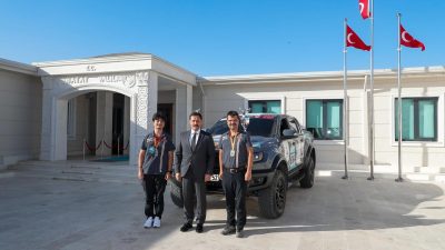 Türkiye Rally Şampiyonası’nda birinci olan Hataylı iki sporcu, Vali Mustafa