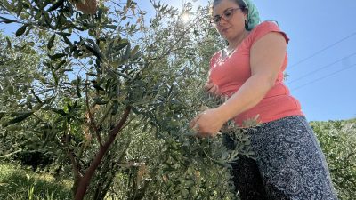 Çiftçilikle uğraşmak için İstanbul’dan memleketi Hatay’a dönen 2 çocuk annesi