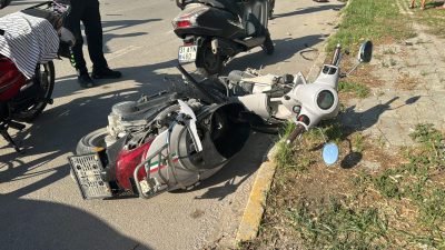 İskenderun’da otomobilin çarptığı motosikletteki 2’si çocuk 3 kişi yaralandı. Sürüsünün
