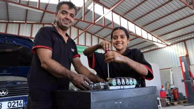 Antakya'da 5 yıldır babasının yanında çalışan 13 yaşındaki Nehir Habiboğlu,