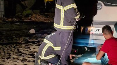 Arsuz İlçesi Gözcüler Plajı’nda kuma batan bir araç, Hatay Büyükşehir