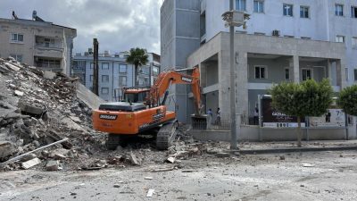 Hatay’ın İskenderun ilçesinde, deprem sonrası yıkım sürecinde olan 6 katlı