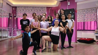 Depremin vurduğu Hatay’da depremzede çocuklar sanatla buluşarak hem asrın felaketinin