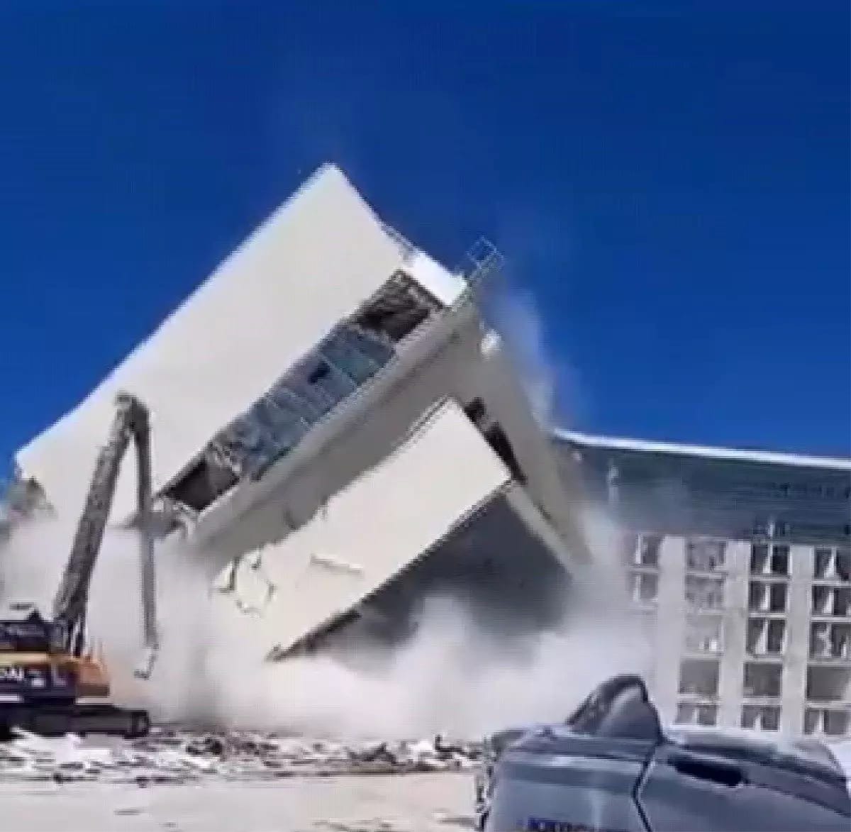 Onlarca Kişinin Ölümüne Yol Açan Binada ilk blok yıkıldı