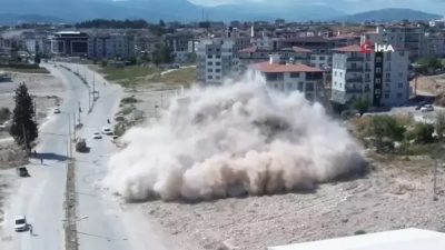 Antakya’da, iş makinesinin darbesiyle yıkılan 9 katlı bina, dron kamerasıyla