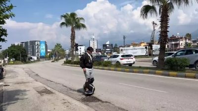 İskenderun’da 42 yaşındaki Vedat Akrilik, tek tekerli elektrikli scooterıyla trafikte