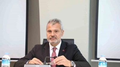 Hatay Büyükşehir Belediye Başkanı Mehmet Öntürk, İskenderun ziyareti sırasında bir