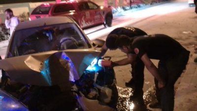 Antakya’nın Vali Göbeği alanında gece saatlerinde seyir halindeki bir otomobil