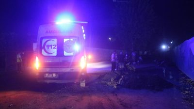 Hatay’ın Defne ilçesine bağlı Armutlu Mahallesi’nde yaşanan kazada, yola dökülen