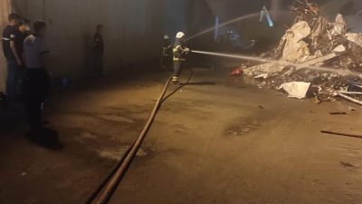 Payas’ta bir fabrikaya ait hurda deposunda bilinmeyen nedenle yangın çıktı
