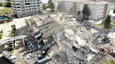 Hatay’ın İskenderun ilçesinde kontrollü olarak yıkılan 16 katlı bina, iş