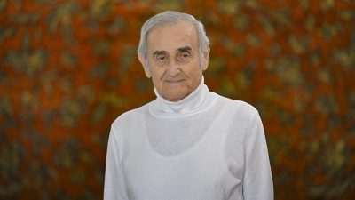 Ressam Devrim Erbil, Türk halıcılığını tanıtmak amacıyla İstanbul veya Ankara’da