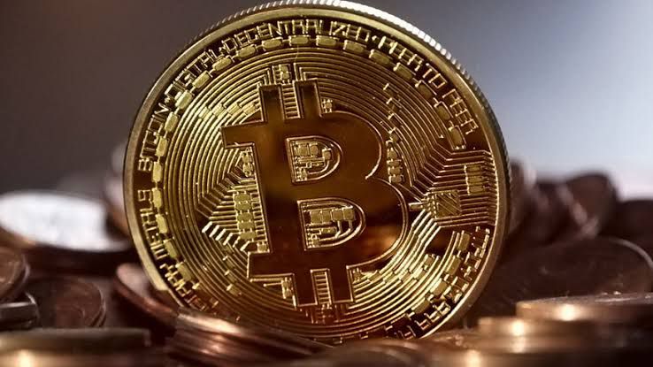 Bitcoin, altını geride bıraktı