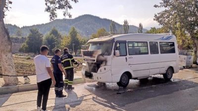 Hatay’ın Yayladağı İlçesi’nde seyir halindeyken motor kısmı alev alan minibüste