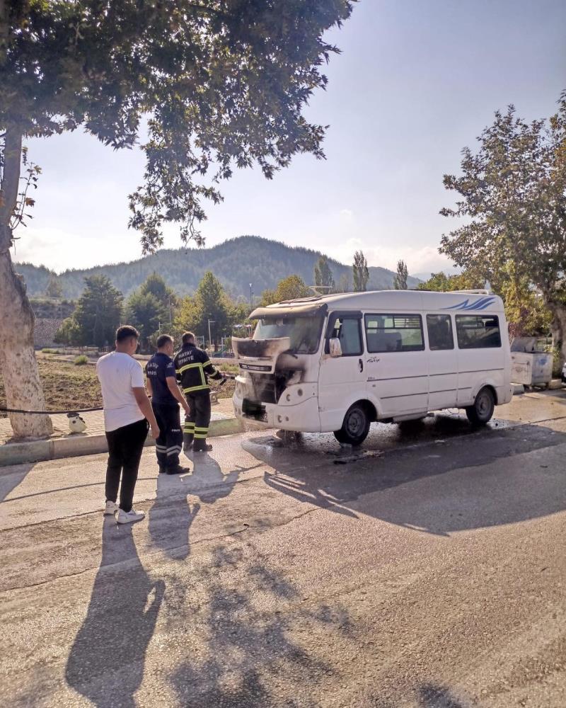 Seyir halindeki minibüsteki yangın söndürüldü