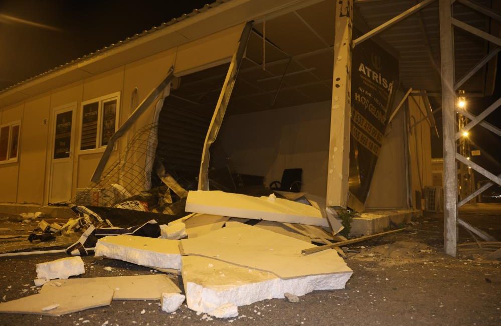 Hatay’ın Defne ilçesinde meydana gelen kazada, bir otomobilin prefabrik iş